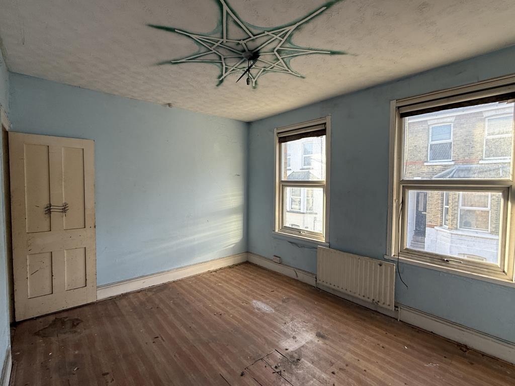 Lot: 4 - HOUSE FOR REFURBISHMENT - Bedroom 1 in House in Need of Refurbishment